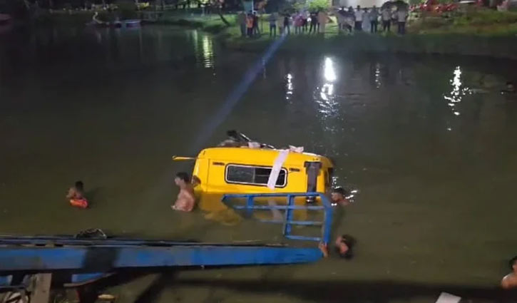 পতেঙ্গায় ৬ পথচারীকে চাপা দিয়ে লরি পুকুরে, নিহত ২