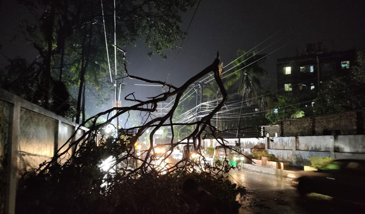 ফেনীতে বিদ্যুৎ বিচ্ছিন্ন ৪ লাখ মানুষ