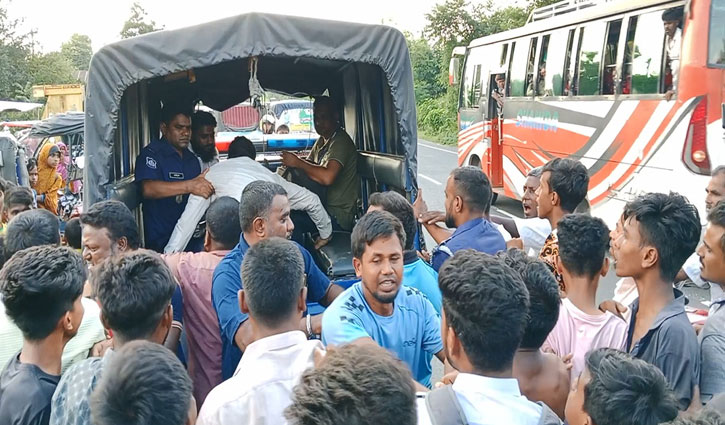 বগুড়ায় সাংবাদিক পরিচয়ে চাঁদাবাজি, ৩ জনকে গণধোলাই 