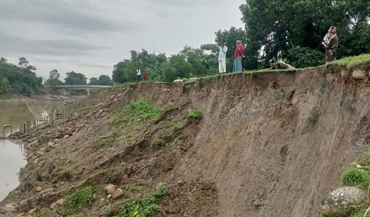 খোয়াই নদীর বাঁধে ধস, বিস্তীর্ণ এলাকা প্লাবিত হওয়ার আশঙ্কা