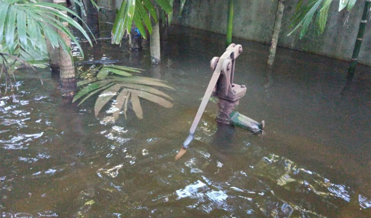 চারিদিকে এতো পানি, তবু খাবার পানির হাহাকার