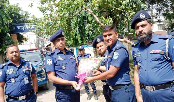 আড়াইহাজার থানার ধ্বংস্তুপ পরিদর্শন করলেন পুলিশ সুপার