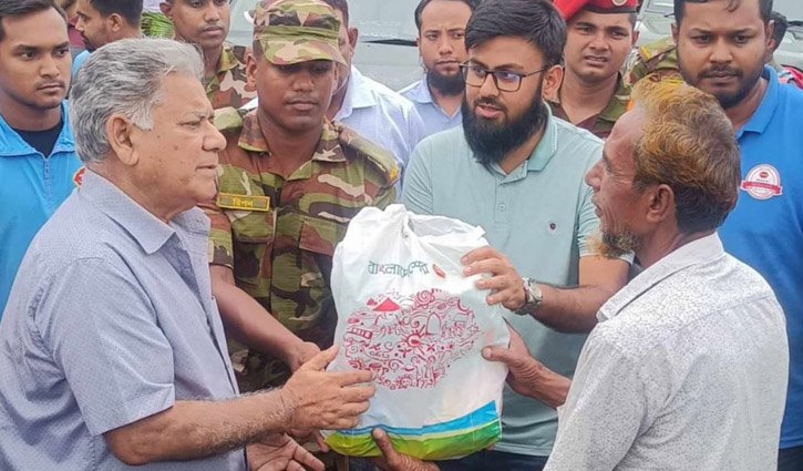 ত্রাণ দিলেন উপদেষ্টা এম সাখাওয়াত, বললেন ‘বন্যা পরিস্থিতির উন্নতি হচ্ছে’