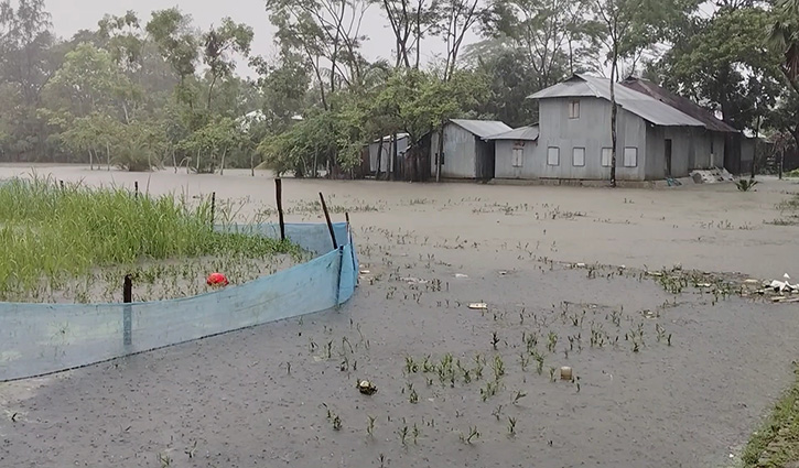 উপকূলে ঝরছে বৃষ্টি, সাগর উত্তাল