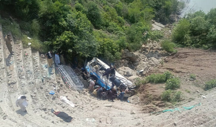 22 dead as bus plunges into ravine in Pakistan