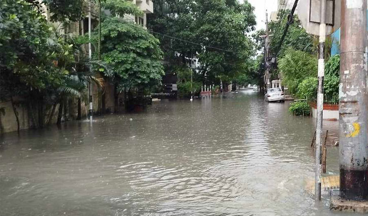 People suffer as heavy downpour drenches Dhaka