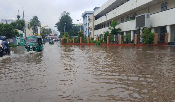 টানা বৃষ্টিতে জলাবদ্ধতা, থমকে গেছে নোয়াখালী