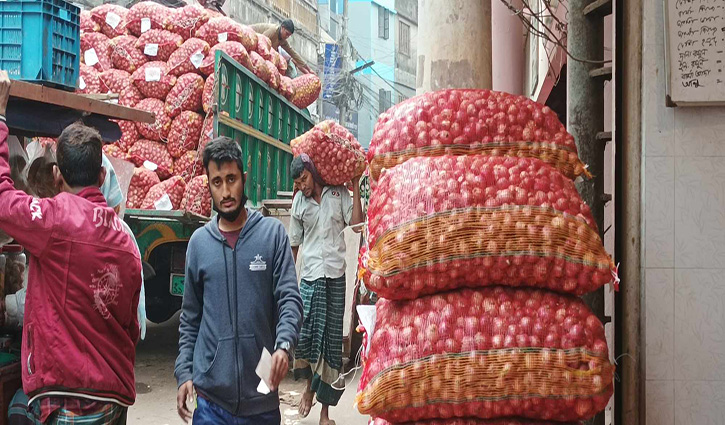 পেঁয়াজের বাজারে স্বস্তির খবর