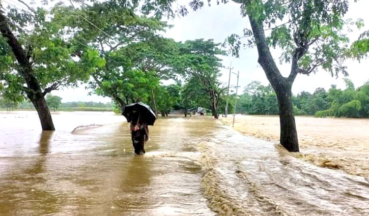 সড়ক ডুবে যান চলাচল বন্ধ, সাজেকে আটকা দুই শতাধিক পর্যটক