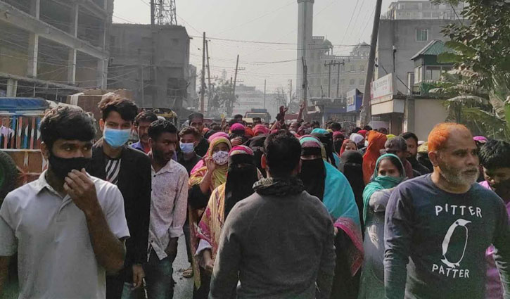 বকেয়া পরিশোধ না করেই কারখানা বন্ধ করায় বিক্ষোভ