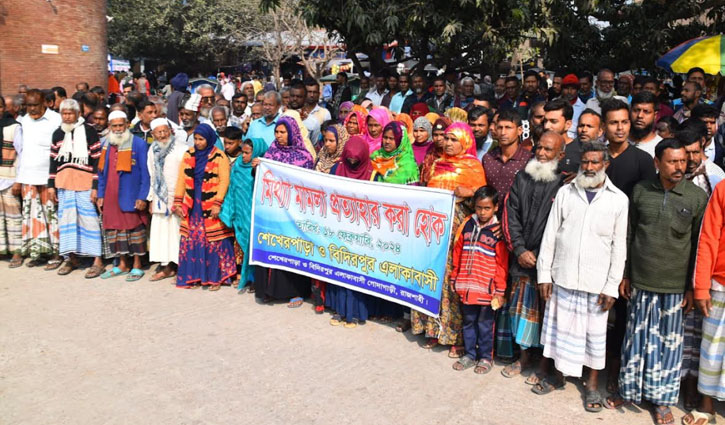 মাটি কাটার প্রতিবাদ করায় গ্রামবাসীর বিরুদ্ধে বালু কারবারিদের মামলা