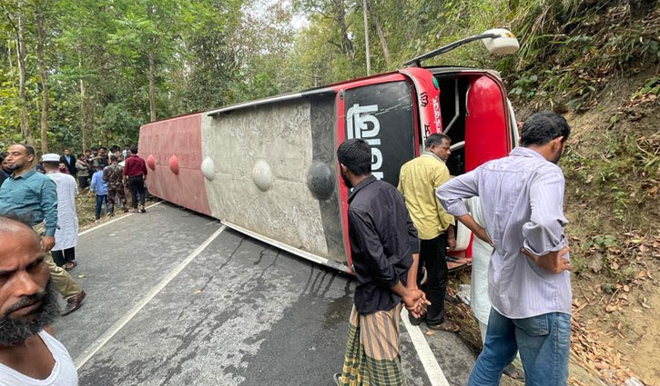 কাপ্তাইয়ে পিকনিকের বাস উল্টে আহত ১৩