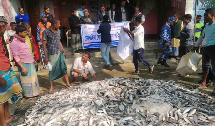 লক্ষ্মীপুরে ৩ টন জাটকা জব্দ, এতিমখানায় বিতরণ