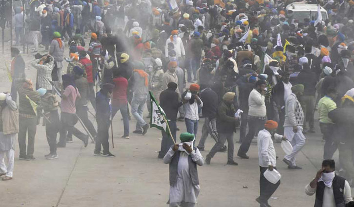 Indian police fire tear gas at farmers 