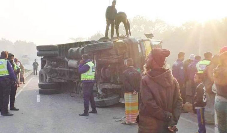 Truck overturns in Narail, helper killed 