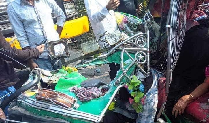 5 killed in Cumilla as covered van hits autorickshaw