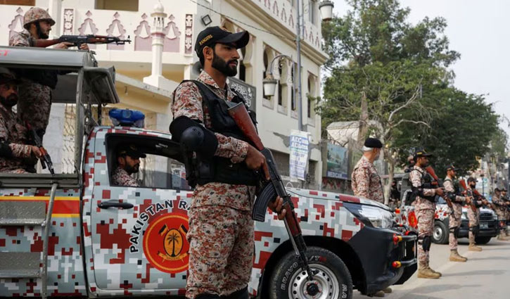 26 killed in blasts outside candidates’ offices in Pakistan 