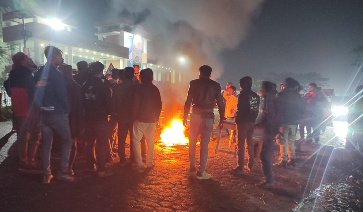 ববি শিক্ষার্থী গ্রেফতারের প্রতিবাদে রাস্তা অবরোধ