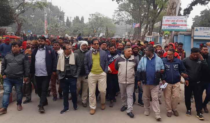 লালমনিরহাটে ট্রাক্টর মালিক-শ্রমিকদের প্রতিবাদ মিছিল