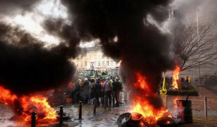 Farmers hurl eggs, stones at European Parliament 