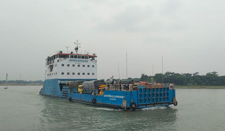 Ferry service on Daulatdia-Paturia route resumes after 8 hrs