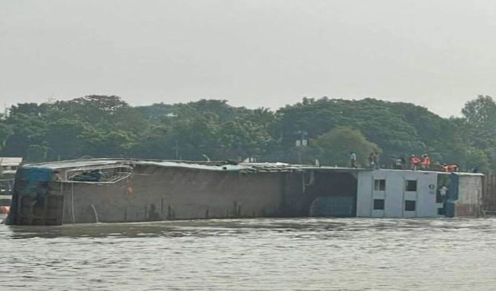 Ferry loaded with vehicles capsizes in Padma