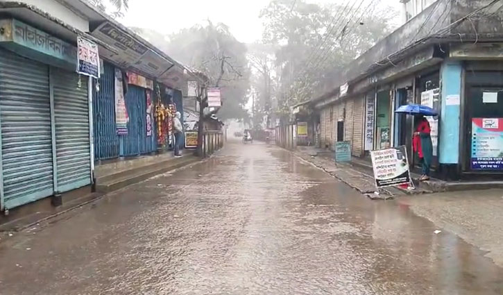 শীতে ভোগান্তি বাড়িয়েছে গুঁড়ি গুঁড়ি বৃষ্টি