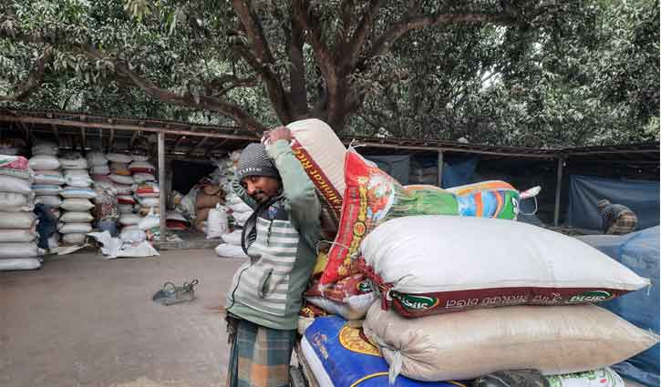 ‘সিন্ডিকেটের’ নিয়ন্ত্রণে চালের বাজার