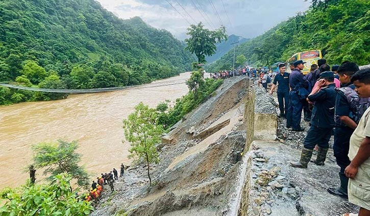 নেপালে নদীতে ভেসে গেছে বাস, নিখোঁজ ৬৩