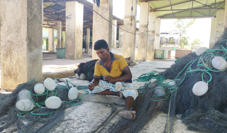 নিষেধাজ্ঞা শেষেও জেলেরা সাগরে নামতে পারছে না 