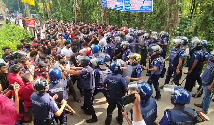 পুলিশি বাধার মুখেও খুবি শিক্ষার্থীদের সড়ক অবরোধ