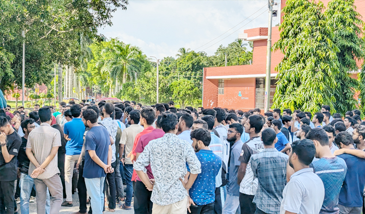 প্রধানমন্ত্রীর বক্তব্য বিকৃত করার প্রতিবাদে বাকৃবিতে বিক্ষোভ