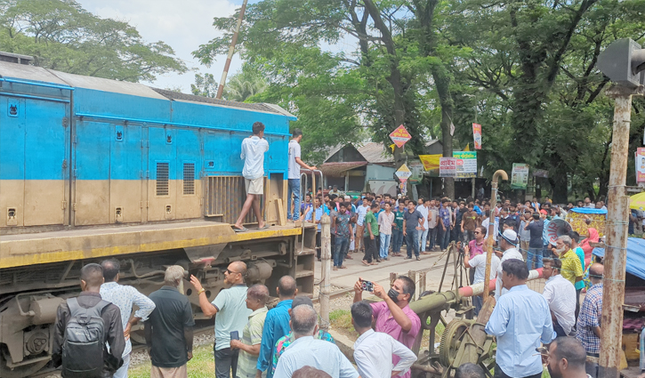 ৬ ঘণ্টা পর ট্রেন ছাড়লেন বাকৃবি শিক্ষার্থীরা