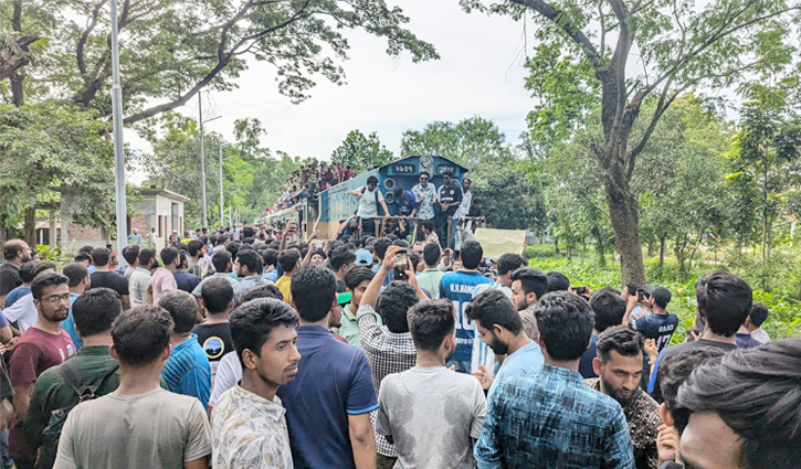 আবারও ট্রেন আটকে দিলেন বাকৃবি শিক্ষার্থীরা 