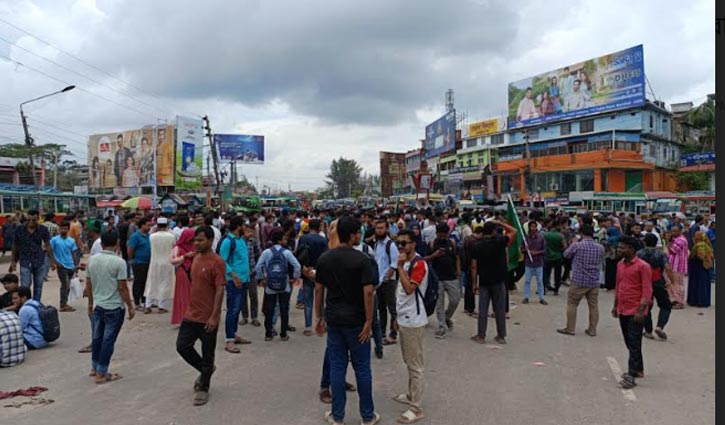 ঢাকা-বরিশাল মহাসড়ক অবরোধ করলো শিক্ষার্থীরা