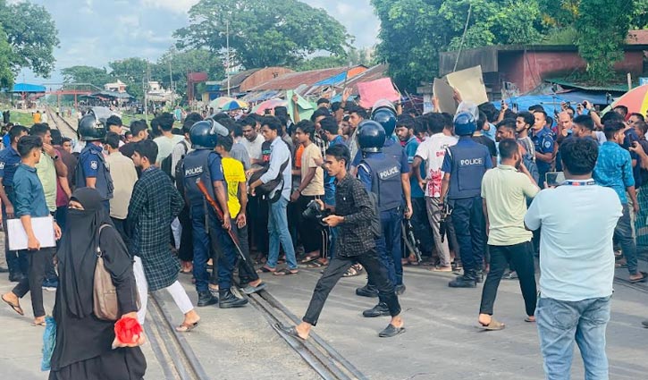 ফেনীতে রেলপথ অবরোধ করে শিক্ষার্থীদের বিক্ষোভ