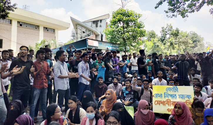 হাবিপ্রবি শিক্ষার্থীদের ঢাকা-দিনাজপুর মহাসড়ক অবরোধ