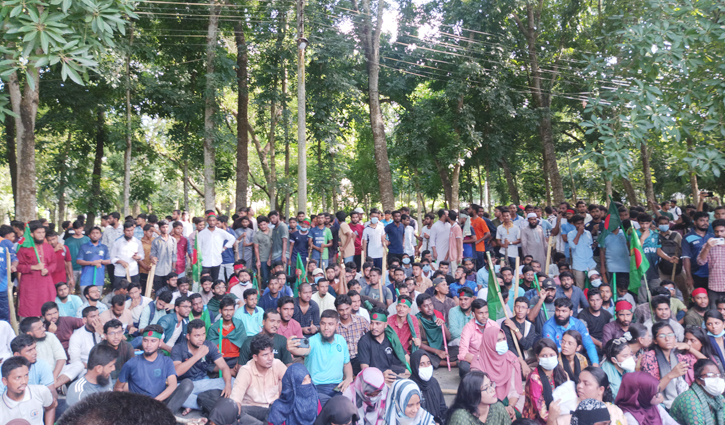 হল খোলা রাখার দাবিতে উপাচার্যের বাসভবনের সামনে ইবি শিক্ষার্থীরা