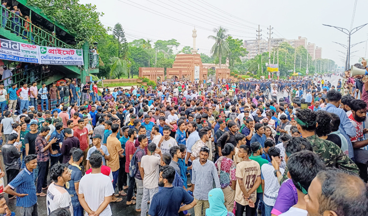 প্রধান ফটকের তালা ভেঙে ঢাকা-আরিচা মহাসড়কে জাবি শিক্ষার্থীরা