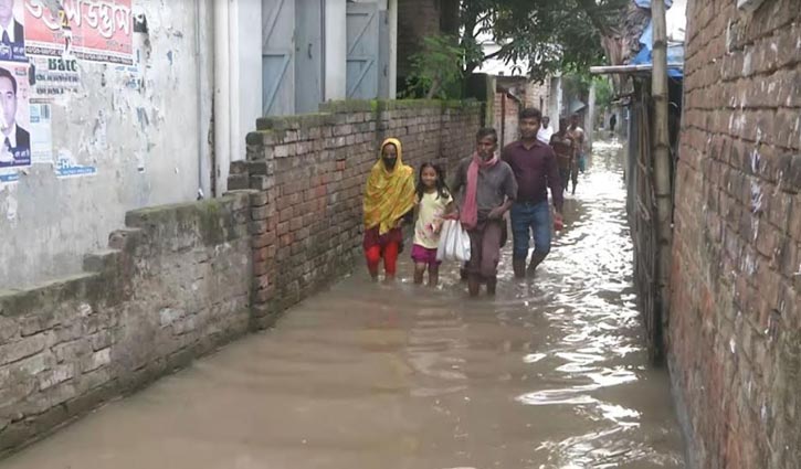 খুলনায় রূপসার জোয়ারে দিন-রাতে প্লাবিত হচ্ছে ২ ওয়ার্ড, ঘরে উঠছে পানি