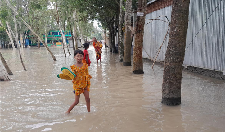 লালমনিরহাটে পানিবন্দি ১০ হাজার পরিবার 