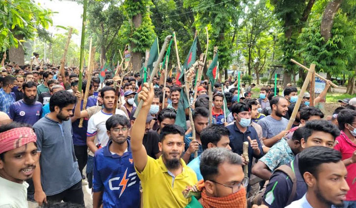 রাবিতে আন্দোলনকারীদের বিক্ষোভ, বঙ্গবন্ধু হলে ভাঙচুর