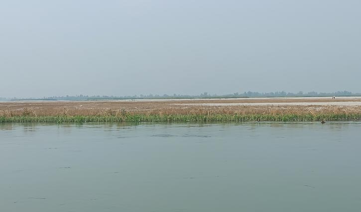 প্রশাসনের কড়া নজরদারি: নীলফামারীতে বন্ধ অবৈধভাবে বালু উত্তোলন 