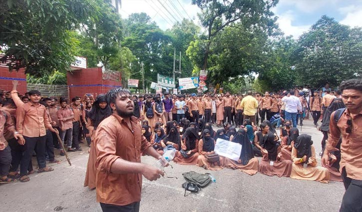 বগুড়ায় সড়ক অবরোধ করে শিক্ষার্থীদের বিক্ষোভ 