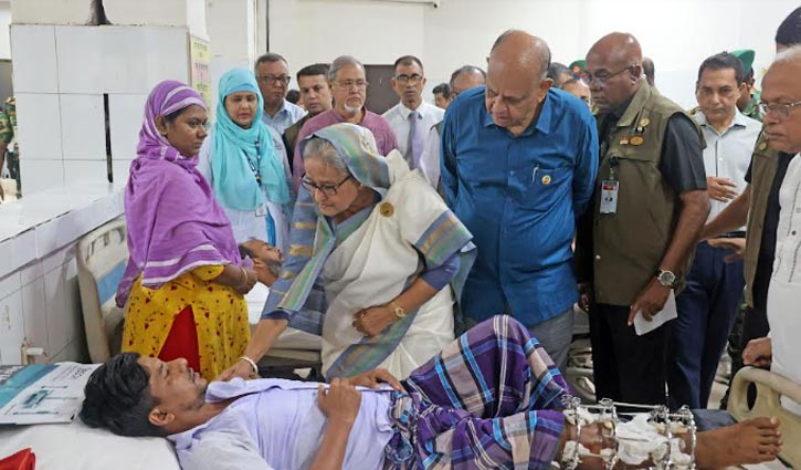 পঙ্গু হাসপাতালে আহতদের দেখে আবেগাপ্লুত প্রধানমন্ত্রী