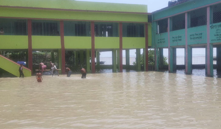 টাঙ্গাইলে বাড়ছে নদীর পানি, বাধাগ্রস্ত শিক্ষা কার্যক্রম