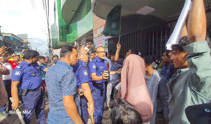 বরগুনায় শিক্ষার্থীদের ওপর পুলিশের লাঠিচার্জ, আহত ১৫