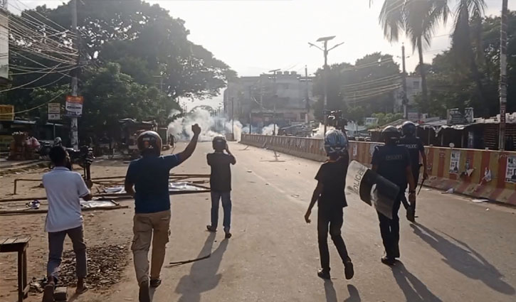 ঝিনাইদহে শিক্ষার্থীদের সঙ্গে পুলিশের সংঘর্ষ, আহত ৩০