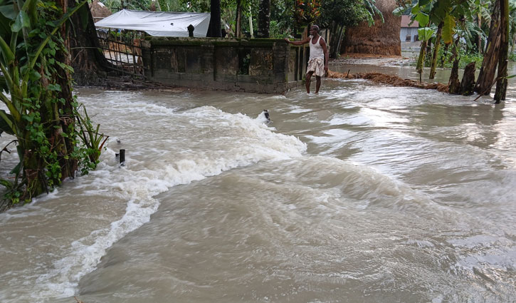 কুড়িগ্রামে বাঁধ ভেঙে লোকালয়ে ঢুকছে পানি