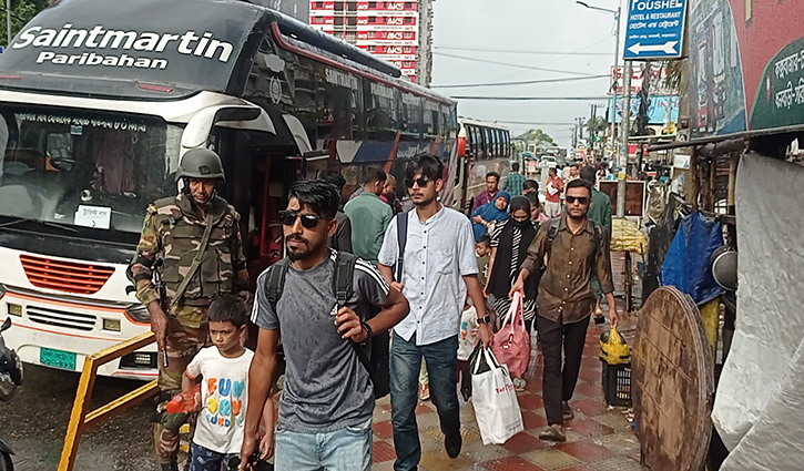 কক্সবাজার থেকে ফিরলো আটকে পড়া ৩ হাজার পর্যটক